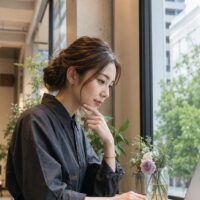 美容院の口コミ返信テンプレートを確認する美容師とノートパソコン