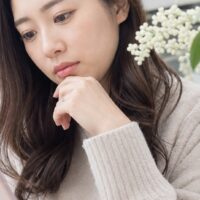 美容室口コミテンプレを使って好印象な口コミ文章を考える女性