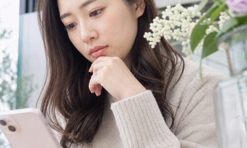 美容室口コミテンプレを使って好印象な口コミ文章を考える女性