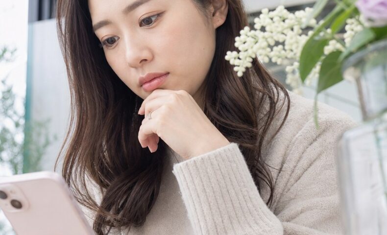 美容室口コミテンプレを使って好印象な口コミ文章を考える女性