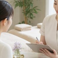 エステ 新規 集客で重要な安心感を伝える、清潔で落ち着いたエステサロンのカウンセリング風景