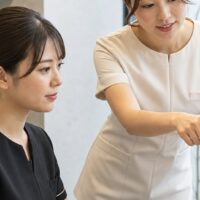 集客 エステの予約導線を整えるサロンスタッフと予約管理画面