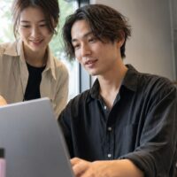 ヘアサロンの口コミ返信のコツを解説する美容師とパソコンのイメージ