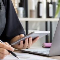 ホットペッパービューティー掲載料金の見直しと費用対効果を確認する美容サロン経営者