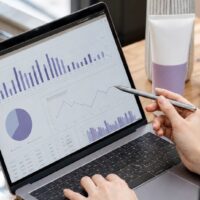 ホットペッパービューティーのアクセス数分析方法を示す、予約数や閲覧データを確認する美容サロンスタッフのイメージ