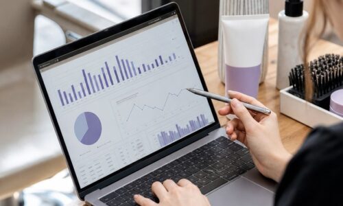 ホットペッパービューティーのアクセス数分析方法を示す、予約数や閲覧データを確認する美容サロンスタッフのイメージ