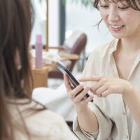 ホットペッパービューティーで口コミを増やすサロンスタッフが、来店後の自然な口コミ投稿を案内している様子