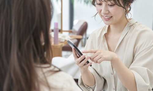 ホットペッパービューティーで口コミを増やすサロンスタッフが、来店後の自然な口コミ投稿を案内している様子