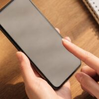 ホットペッパーの履歴がお店側にどこまで見えるか、予約情報と個人情報の範囲を確認するイメージ