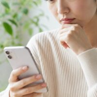 ホットペッパービューティーに登録した情報が美容室にどこまで見えているかを確認する女性