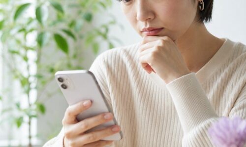 ホットペッパービューティーに登録した情報が美容室にどこまで見えているかを確認する女性