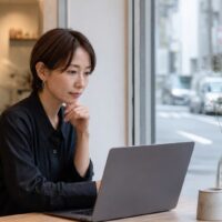 ホットペッパービューティーの予約数を増やす方法を考えるサロン経営者と予約管理画面