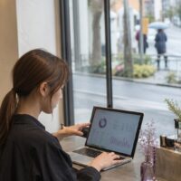 ホットペッパービューティーの予約率改善に向けて離脱ポイントを分析する美容室スタッフ