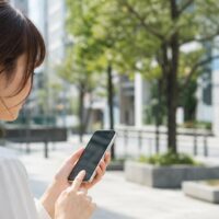 ホットペッパーの口コミが投稿後に反映されるまでの時間と確認方法をイメージしたスマートフォン画面