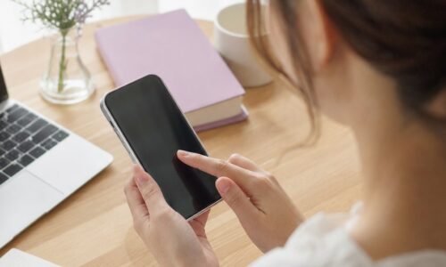 ミニモで同じ店を違う人に予約した場合の新規判定ルールを確認する女性