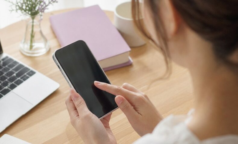 ミニモで同じ店を違う人に予約した場合の新規判定ルールを確認する女性