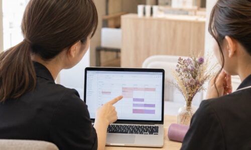 ネイルサロンの当日予約受け入れ運用を検討するスタッフと予約管理画面