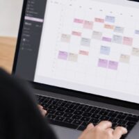 PCでサロンボードを操作し、予約管理やサロン業務の便利な機能を確認している画面