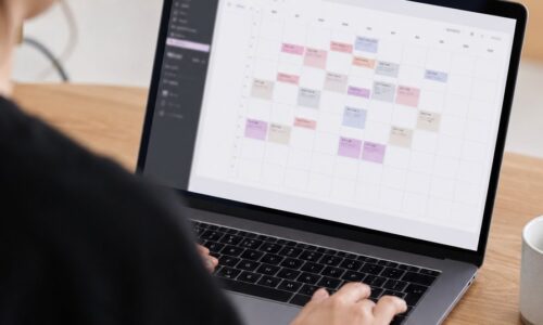 PCでサロンボードを操作し、予約管理やサロン業務の便利な機能を確認している画面
