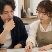 ホットペッパービューティーのエリア集客で近隣客を逃すサロンの課題を表す、地図と美容サロンのイメージ