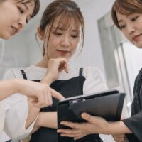 サロン集客方法としてリピーターを増やす施策を考える美容サロンスタッフ
