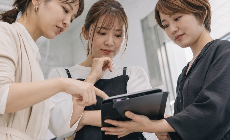 サロン集客方法としてリピーターを増やす施策を考える美容サロンスタッフ
