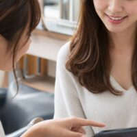 サロン集客とリピート率、満足度を確認する美容サロンスタッフとお客様