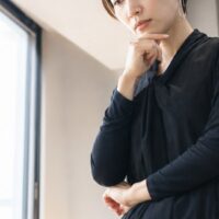 美容院の口コミが集まらない原因を示す、悩む美容師と口コミ対策を考えるイメージ