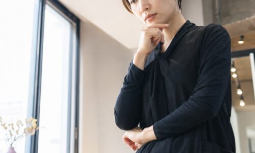 美容院の口コミが集まらない原因を示す、悩む美容師と口コミ対策を考えるイメージ