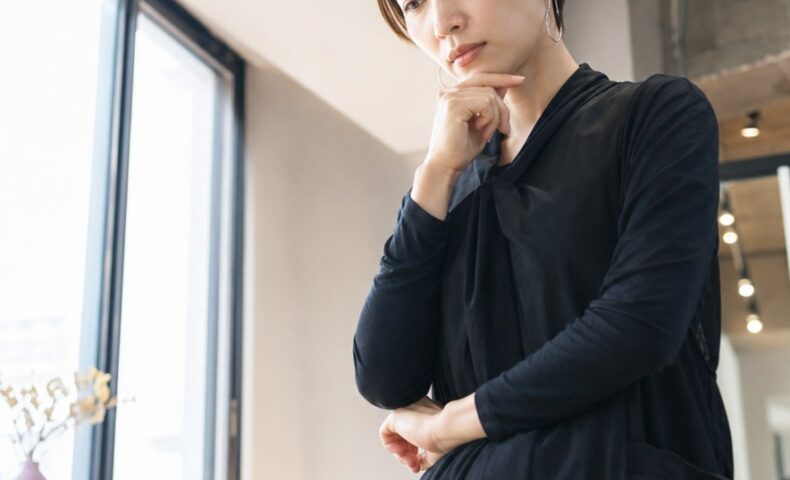 美容院の口コミが集まらない原因を示す、悩む美容師と口コミ対策を考えるイメージ