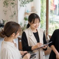 ホットペッパービューティーの口コミ評価を上げる方法を考えるサロンスタッフと接客カウンター