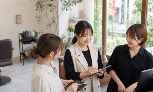 ホットペッパービューティーの口コミ評価を上げる方法を考えるサロンスタッフと接客カウンター