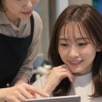 美容室の口コミ依頼タイミングを相談する美容師とお客様
