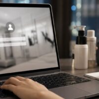 salonboard pc版のログイン画面へアクセスするパソコンと確認事項を示すイメージ